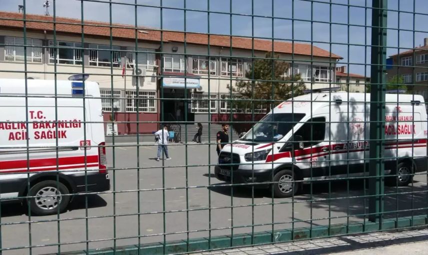 Kayseri'de gıda zehirlenmesi şüphesi: 24 öğrenci hastaneye kaldırıldı, öğretmenler basın mensuplarına saldırdı!