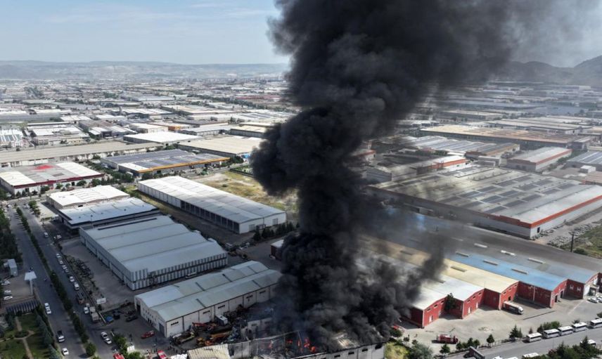 Kayseri’de korkutan fabrika yangını: Ekipler yoğun şekilde müdahale ediyor