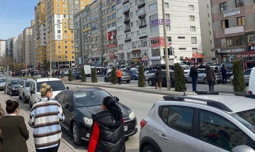 Kayseri’de peş peşe depremler: Halk sokağa akın etti