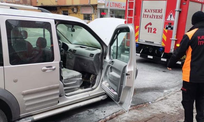 Kayseri’de Seyir Halindeki Araç Alev Alev Yandı