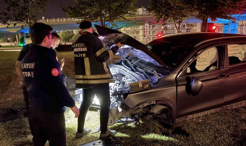 Kayseri'de virajı alamayan SUV aracı aydınlatma direğini söktü: 1 yaralı