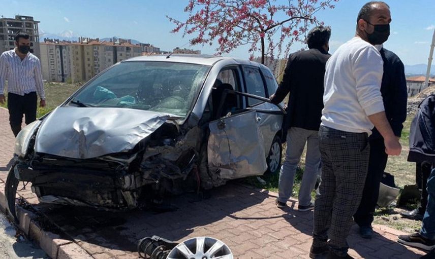 Kayseri’de Yoldan Çıkan Araç Takla Attı