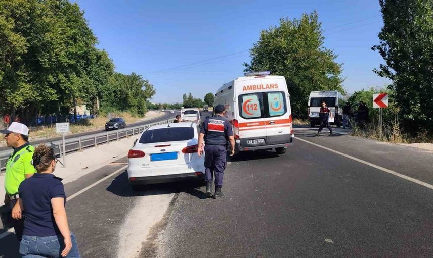 Kazaya karışan hemşire çift, yaralı sürücü için seferber oldu