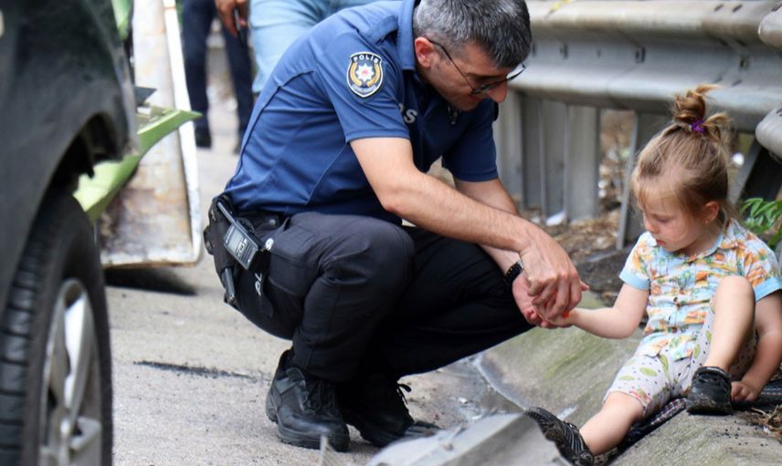 Kazazede miniğe polis şefkati! Yürekleri ısıtan kare geldi