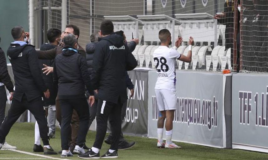 Keçiörengücü-Samsunspor Maçında Saha Karıştı!