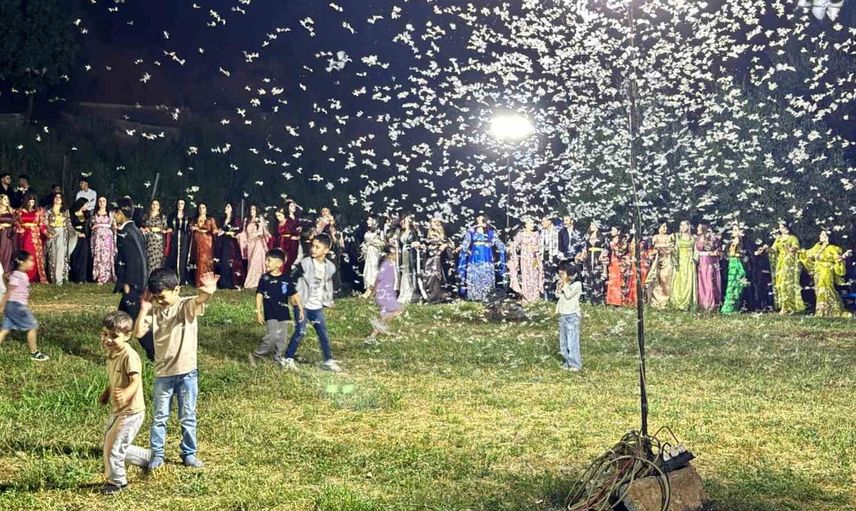 Kelebekler kına gecesini etkiledi