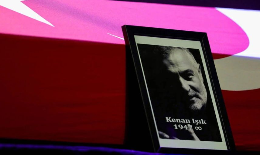 Kenan Işık’a son veda: Tabutun başında dakikalarca bekleyen kişi kim?