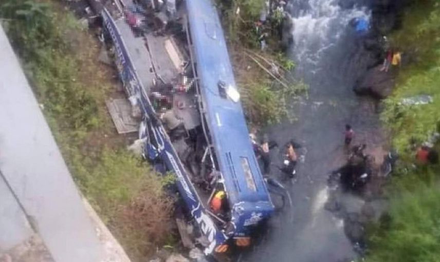 Kenya'da katliam gibi kaza! Yolcu otobüsü 40 metre yükseklikten nehre uçtu: 24 ölü