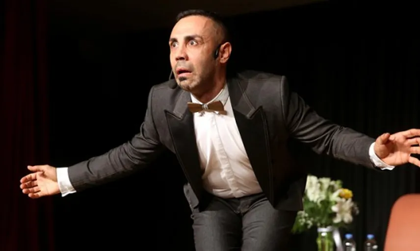 'Kertenkele' Dizisi Oyuncularından Umut Oğuz Sahnede Evlenme Teklif Etti