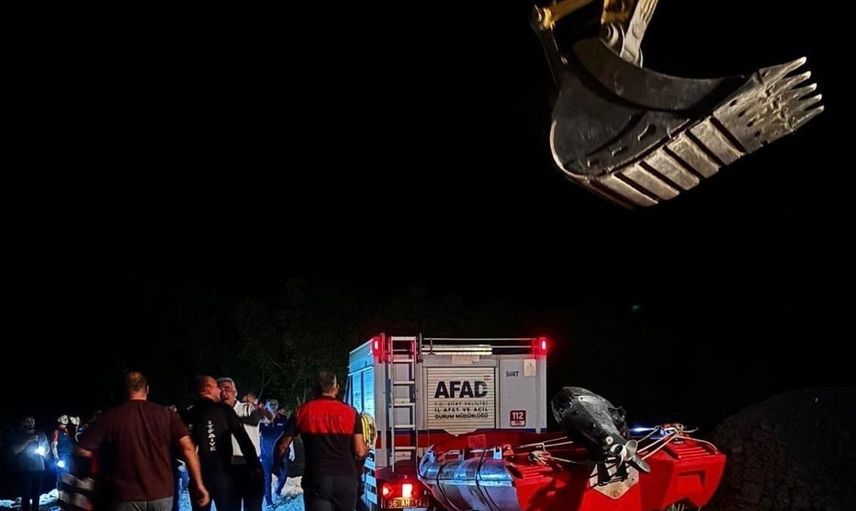 Kezer çayı'nda mahsur kalan genç, kepçeyle kurtarıldı