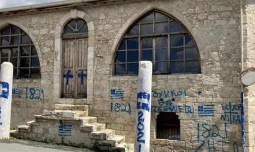 Kıbrıs'ta Camiye Haç Çizip 'Türklere Ölüm' Tehditleri Yazdılar