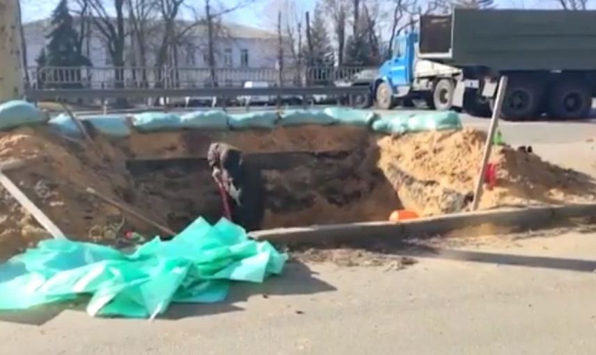 Kiev'de ilk hendek: Vatandaşlar Ruslara karşı hendek kazdı!