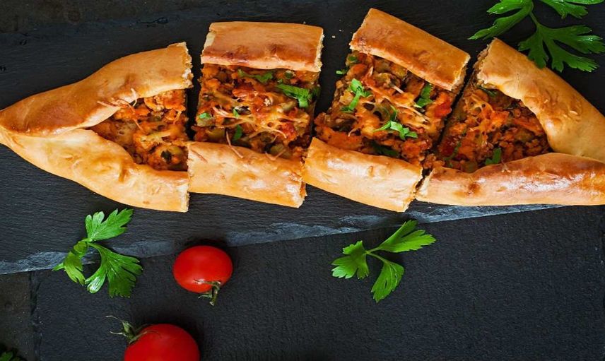 Kimse evde yaptığınıza inanmayacak! Dışarı lezzetlerini aratmayacak ev yapımı karışık pide tarifi