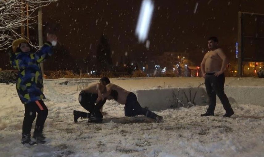 Kırıkkale'de Amatör Güreşçiler Kar Kış Demeden Yarı Çıplak Güreştiler