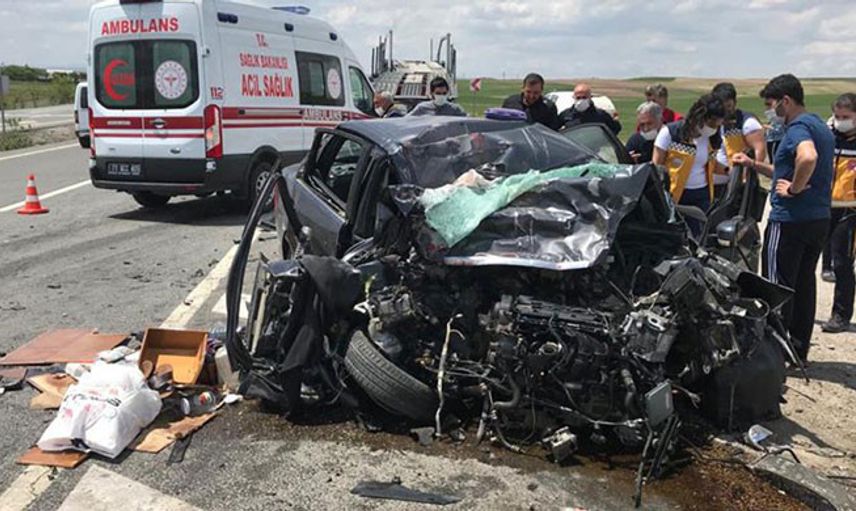 Kırıkkale’de Otomobil İle Tır Çarpıştı: 1 Ölü 2 Yaralı