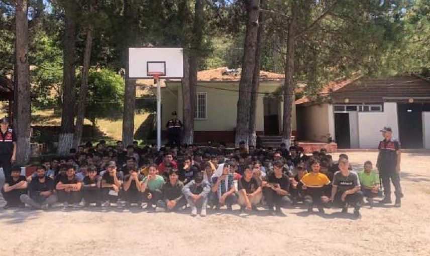 Kırklareli'de göçmenlere fırsat verilmiyor: Yasa dışı yollarla Türkiye'ye giriş yapan 157 göçmen yakalandı, organizatör olduğu düşünülen 5 kişi tutuklandı!