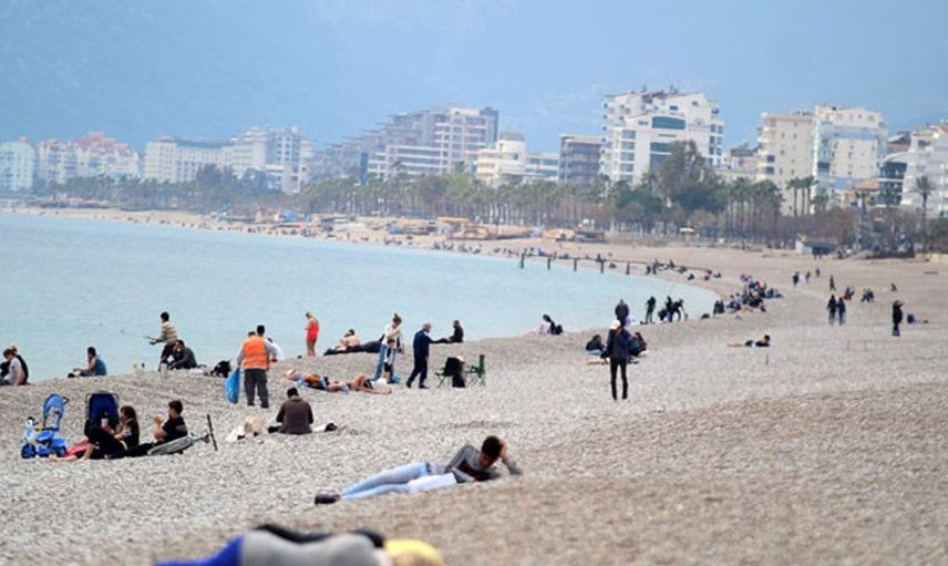 Kırmızı Kategoride Olan Antalya’da Sahil Yoğunluğu