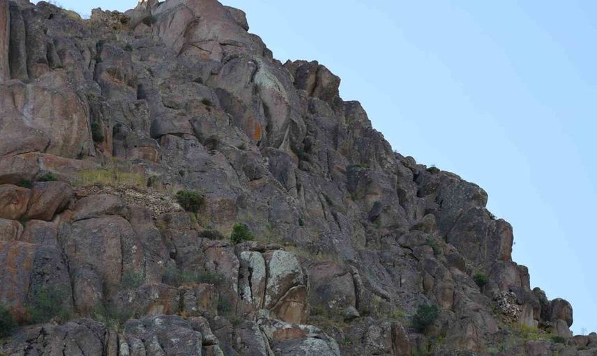 Kırşehir'de dağ yürüyüşü yapan grup, Kuş Kalesi'nde insan ya da uzaylı figürü tespit etti