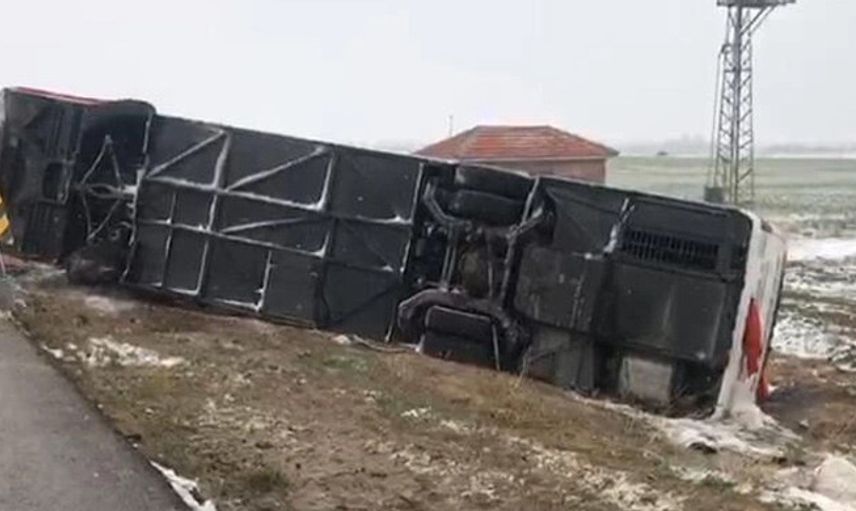 Kırşehir'de Yolcu Otobüsü Devrildi: 13 Yaralı