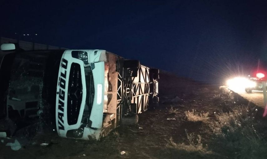 Kırşehir’de yolcu otobüsü devrildi: 15 kişi yaralandı
