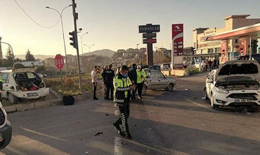 Kırşehir'de Zincirleme Kazada 4 Kişi Yaralandı