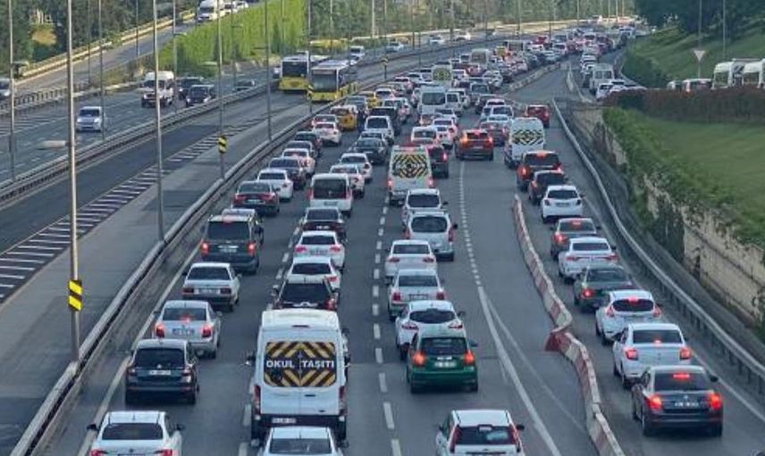 Kısıtlama  Sonrasında İstanbul'da Trafik Durma Noktasına Geldi
