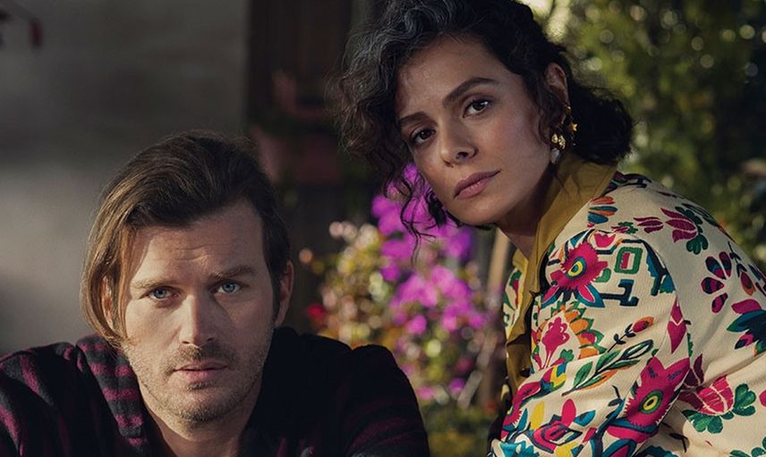 Kıvanç Tatlıtuğ ve Özge Özpirinçci'nin başrolünde olduğu Yakamoz S-245 dizisine ünlü oyuncuların yatak odası sahneleri damgasını vurdu