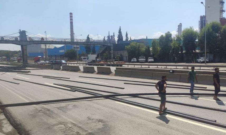 Kocaeli D-100 Kara Yolunda Demir Profiller Kazası