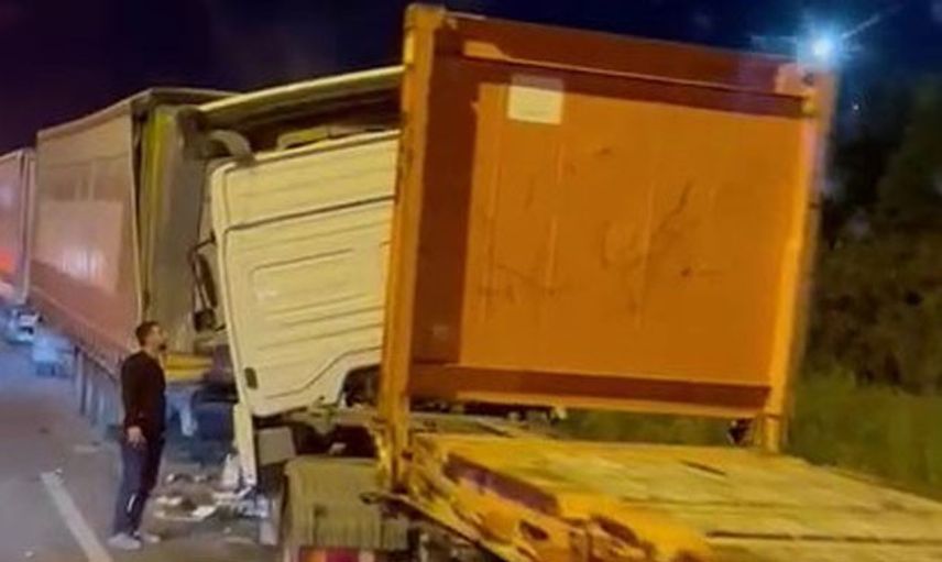 Kocaeli Otoyolunda 3 Tır Birbirine Girdi:1 Ağır Yaralı
