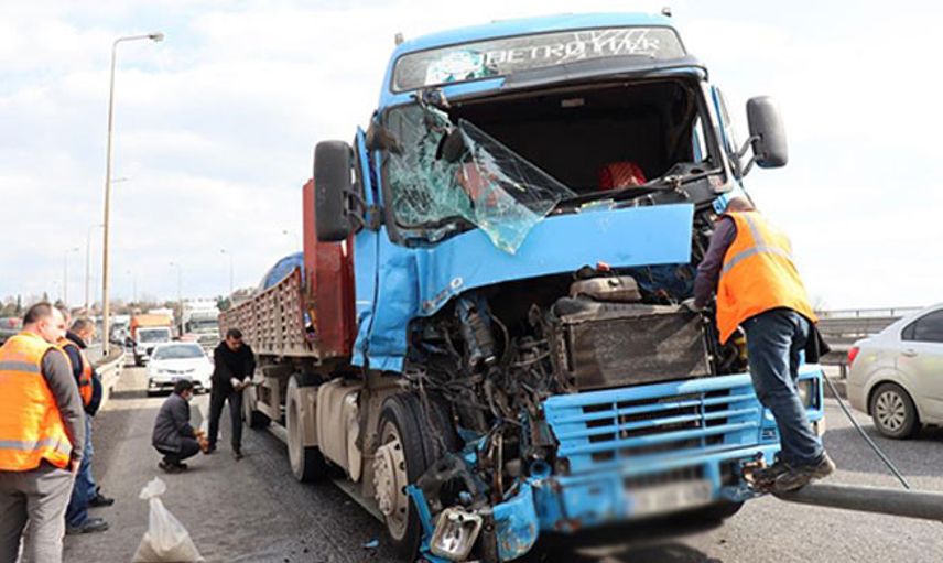 Kocaeli TEM Otoyolu'nda İki TIR Çarpıştı