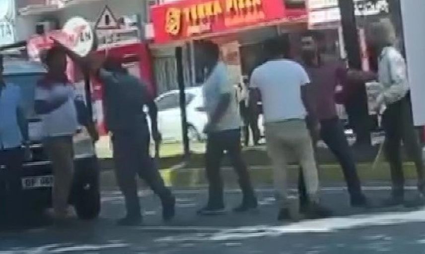 Kocaeli'de bir garip kavga! Trafikte tartışan grup, kimseye aldırış etmeden sopalarla birbirlerine saldırdı
