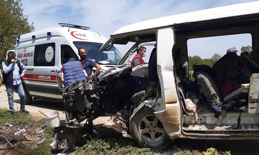 Kocaeli’de İşçi Servisi Elektrik Direğine Çarptı