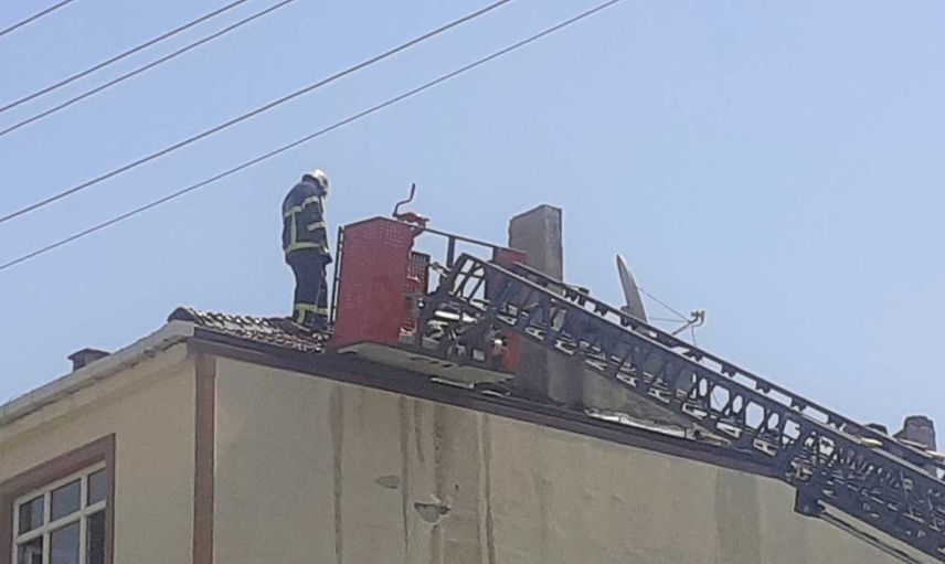 Kocaeli'de izolasyon malzemeleri bulunan çatıda yangın çıktı: Ekiplerin yoğun uğraşları sonucu söndürüldü