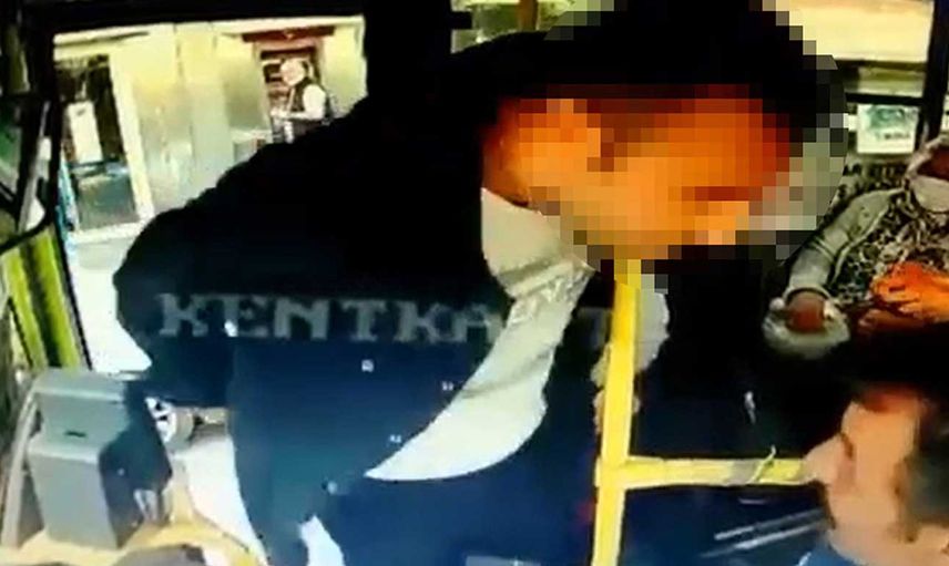 Kocaeli'de korkunç olay! Otobüs şoförünün önüne bıçakla yürüdü: O anlar kameralara yansıdı