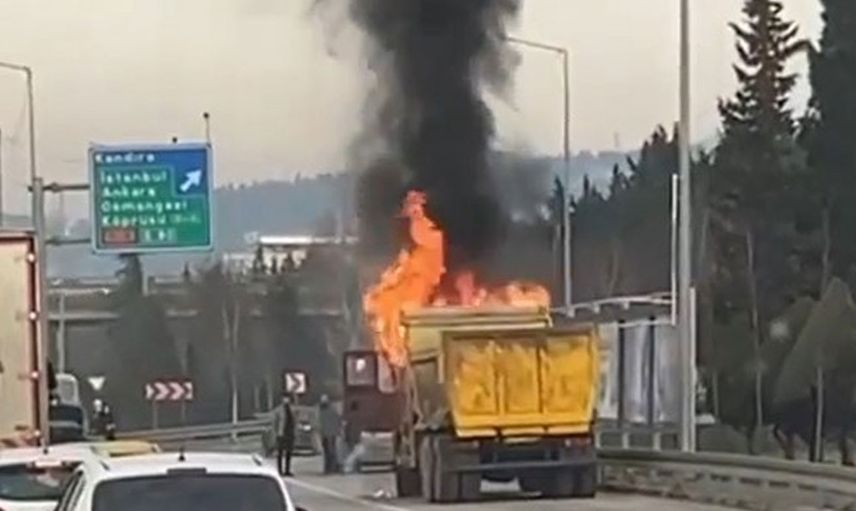 Kocaeli'de korkutan olay: Kamyon alev alev yandı!