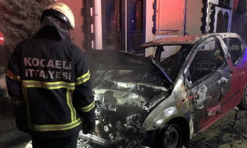 Kocaeli'de Park Halindeki Otomobil Yandı