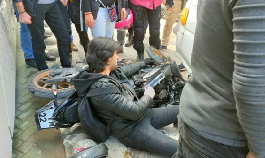 Kocaeli’de Tramvay Çarpan Sürücü Son Anda Kazadan Kurtuldu