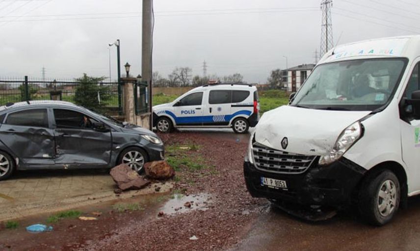 Kocaeli’nde Anaokulu Servisi İle Otomobil Çarpıştı: 1 Yaralı