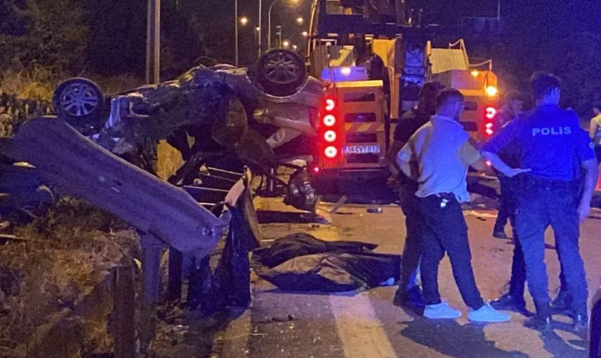Kocaeli’nde otomobil ikiye katlandı: Katliam kazada ölü ve yaralılar var