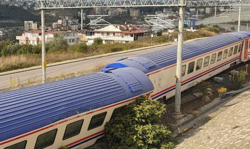 Son Dakika: Kocaeli'de Tren Kazası! Raydan Çıkıp Devrildi
