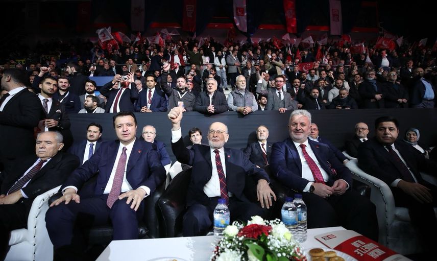 Kongrede yumruklar havada uçuştu!