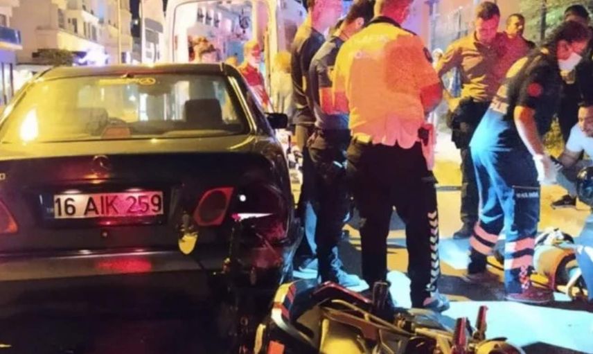 Kontrolünü kaybeden motor sürücüsü öndeki otomobili çarptı: 1 yaralı!