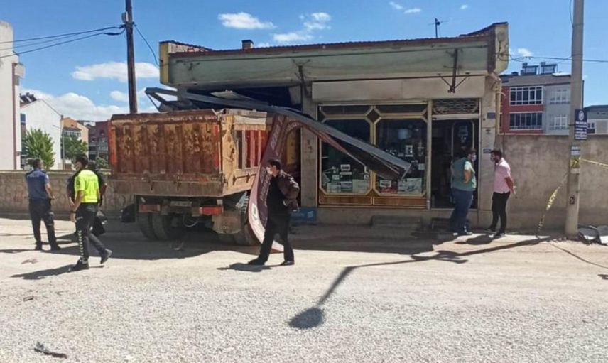 Konya'da Freni Patlayan Kamyon Dükkana Daldı