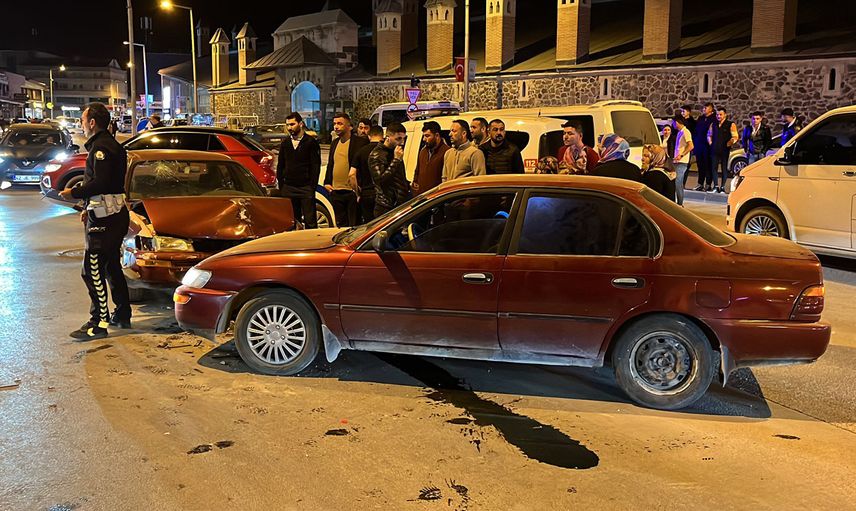 Konya'da iki araç çarpıştı: 6 kişi yaralandı