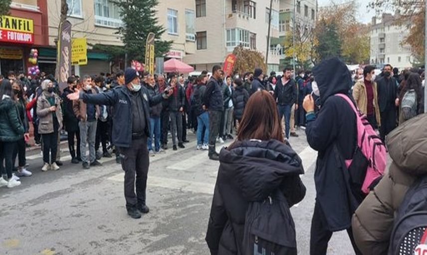 Konya'da Kavga! Liseli Kızların Tartışmasına Veliler Karıştı