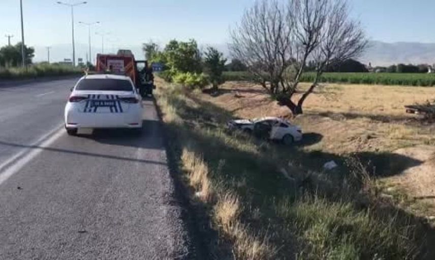 Konya'da otomobil şarampole yuvarlandı: 1’i bebek 3 yaralı