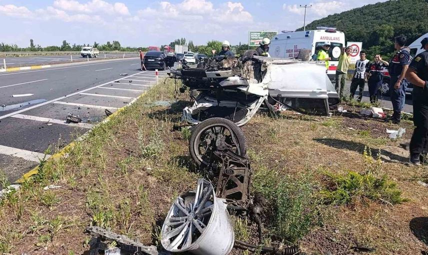 Konya'da refüje çarpan otomobil hurdaya döndü, 3 yaralı