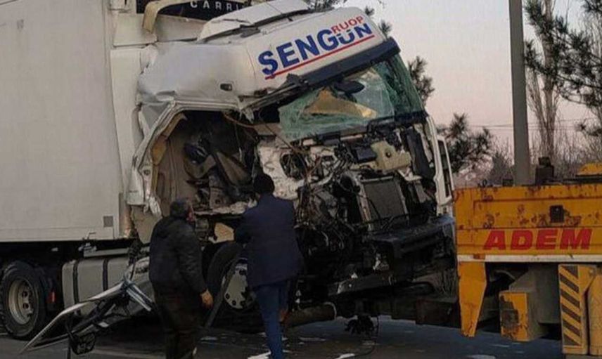 Konya'da Tır faciası: Seyir halindeki TIR kontrolden çıkarak etrafı savaş alanına çevirdi!