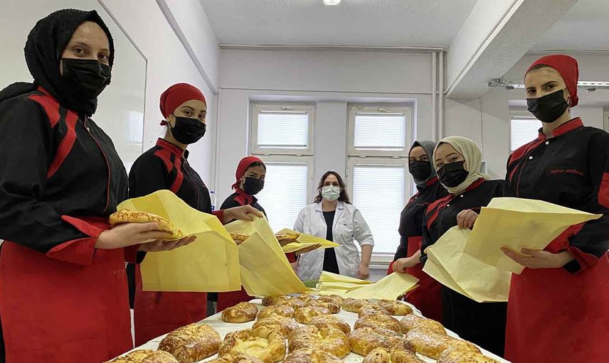 Konya'da yardımlaşmada birbirleriyle yarışıyorlar: Meslek liseliler yaptıkları pidelerle ihtiyaç sahiplerinin yüzünü güldürüyor!