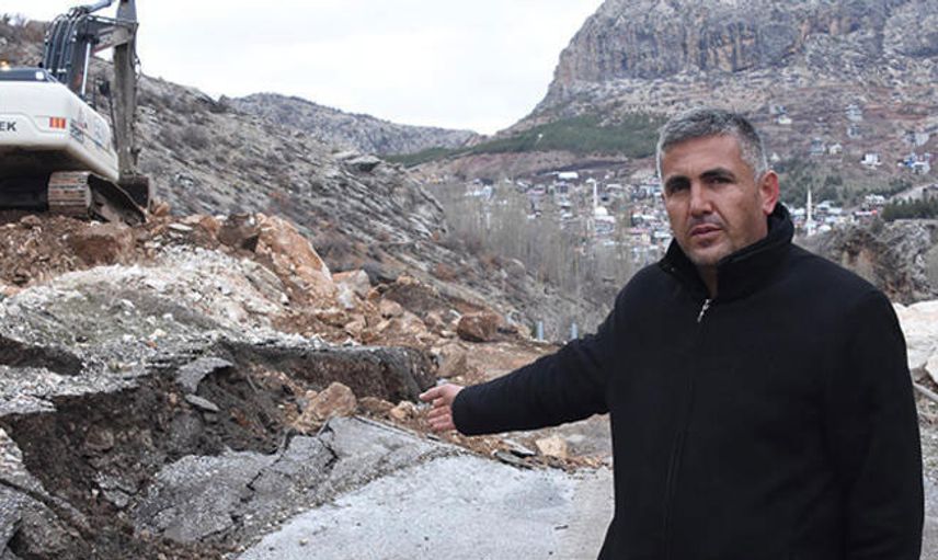 Konya'da Yol Çökünce Ne Yapacaklarını Şaşırdılar